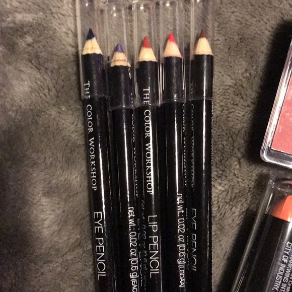 NEW Assorted makeup - Picture 3 of 4